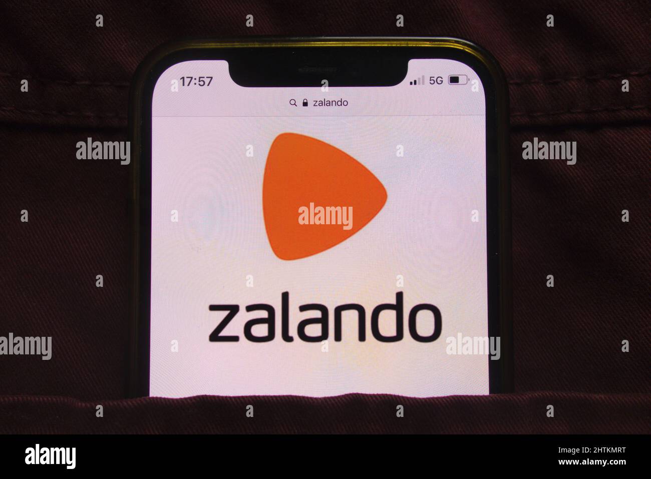 KONSKIE, POLEN - 27. Februar 2022: Das Zalando SE-Logo wird auf dem Mobiltelefon in der Jeans-Tasche versteckt angezeigt Stockfoto