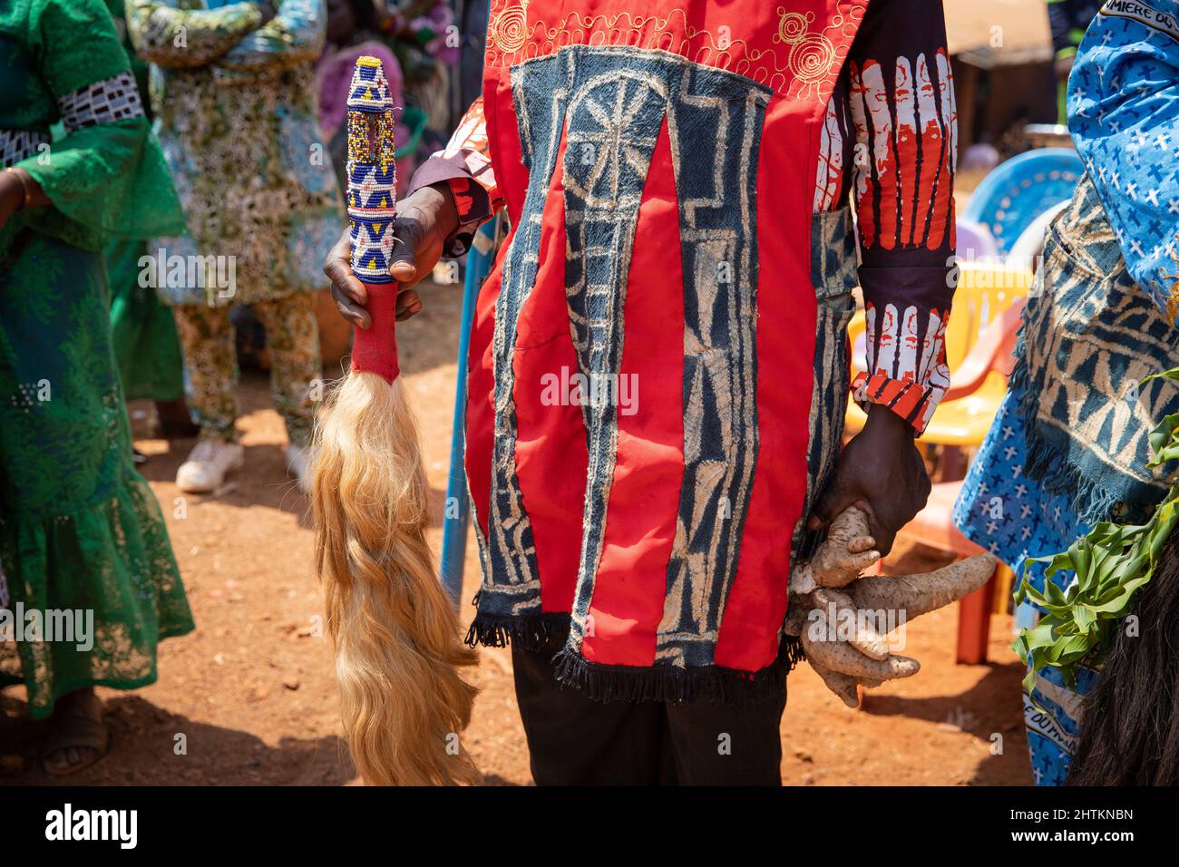 Nahaufnahme eines afrikanischen Kleides, das von einem Gentleman mit einem traditionellen dekorativen Pferdeschwanz und einer Knolle während einer afrikanischen Feier getragen wird Stockfoto