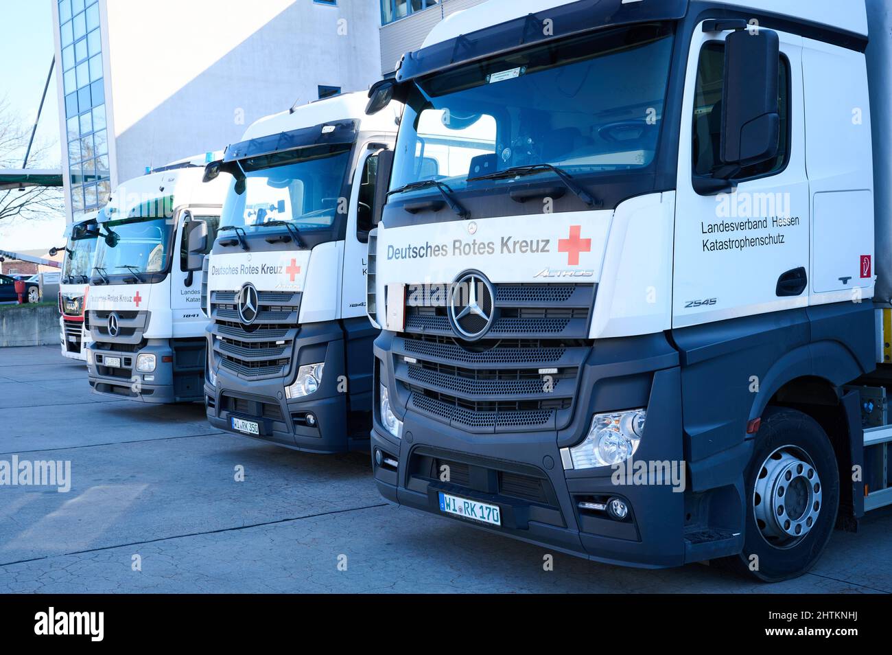 Berlin, Deutschland. 01. März 2022. LKW werden im Logistikzentrum des Deutschen Roten Kreuzes ( DRK ) geparkt und mit Hilfsgütern beladen. Angesichts der anhaltenden und zunehmenden Feindseligkeiten in der Ukraine wächst der Bedarf an humanitärer Hilfe im Land, aber auch in den Nachbarländern, in die Menschen aus der Ukraine fliehen. Quelle: Annette Riedl/dpa/Alamy Live News Stockfoto