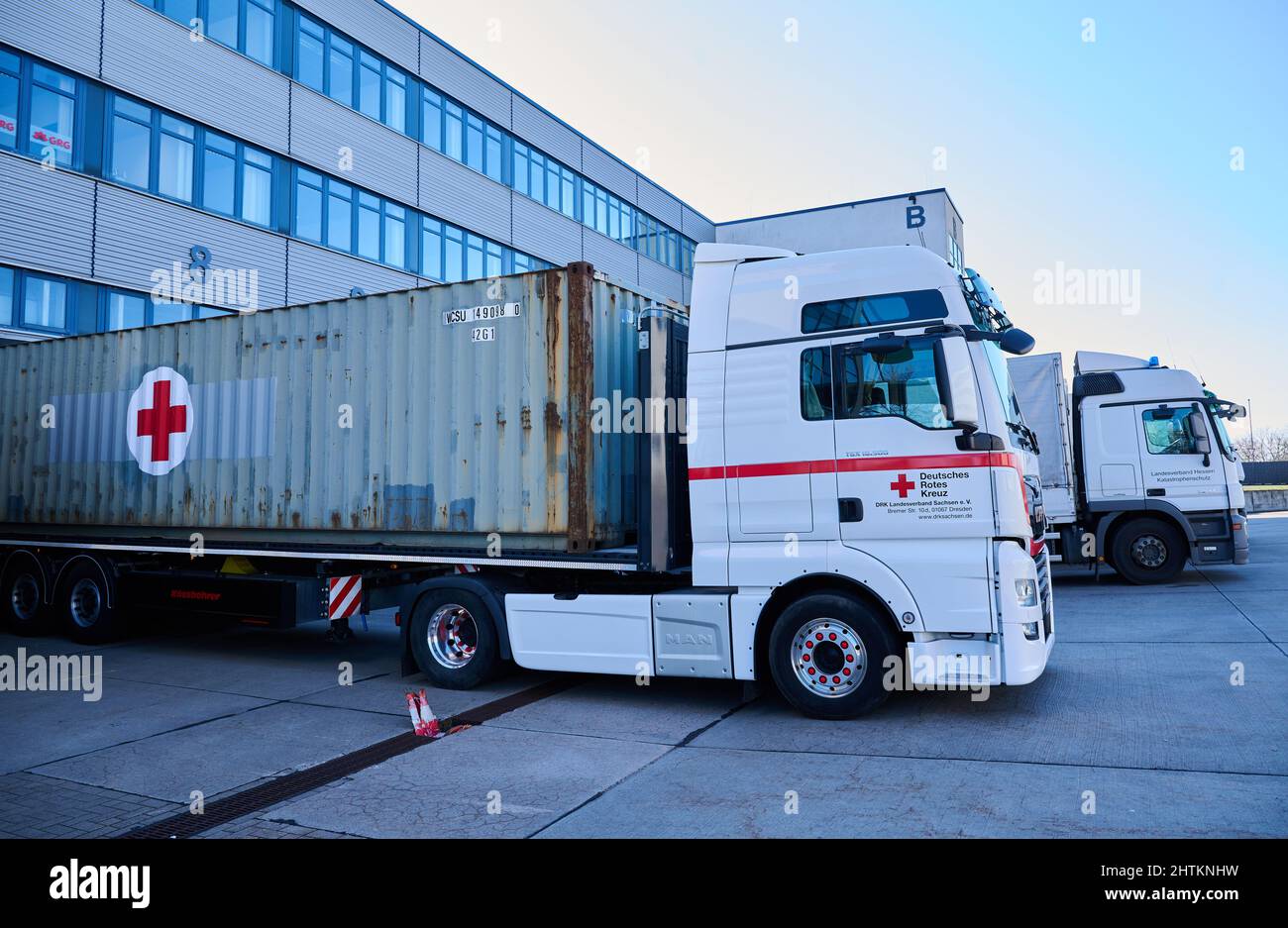 Berlin, Deutschland. 01. März 2022. LKW werden im Logistikzentrum des Deutschen Roten Kreuzes ( DRK ) geparkt und mit Hilfsgütern beladen. Angesichts der anhaltenden und zunehmenden Kämpfe in der Ukraine wächst der Bedarf an humanitärer Hilfe im Land, aber auch in den Nachbarländern, in die Menschen aus der Ukraine fliehen. Quelle: Annette Riedl/dpa/Alamy Live News Stockfoto