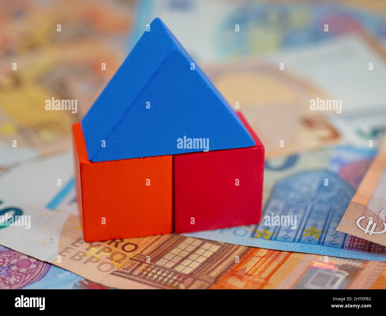Holzbausteinhaus auf Banknoten Stockfoto