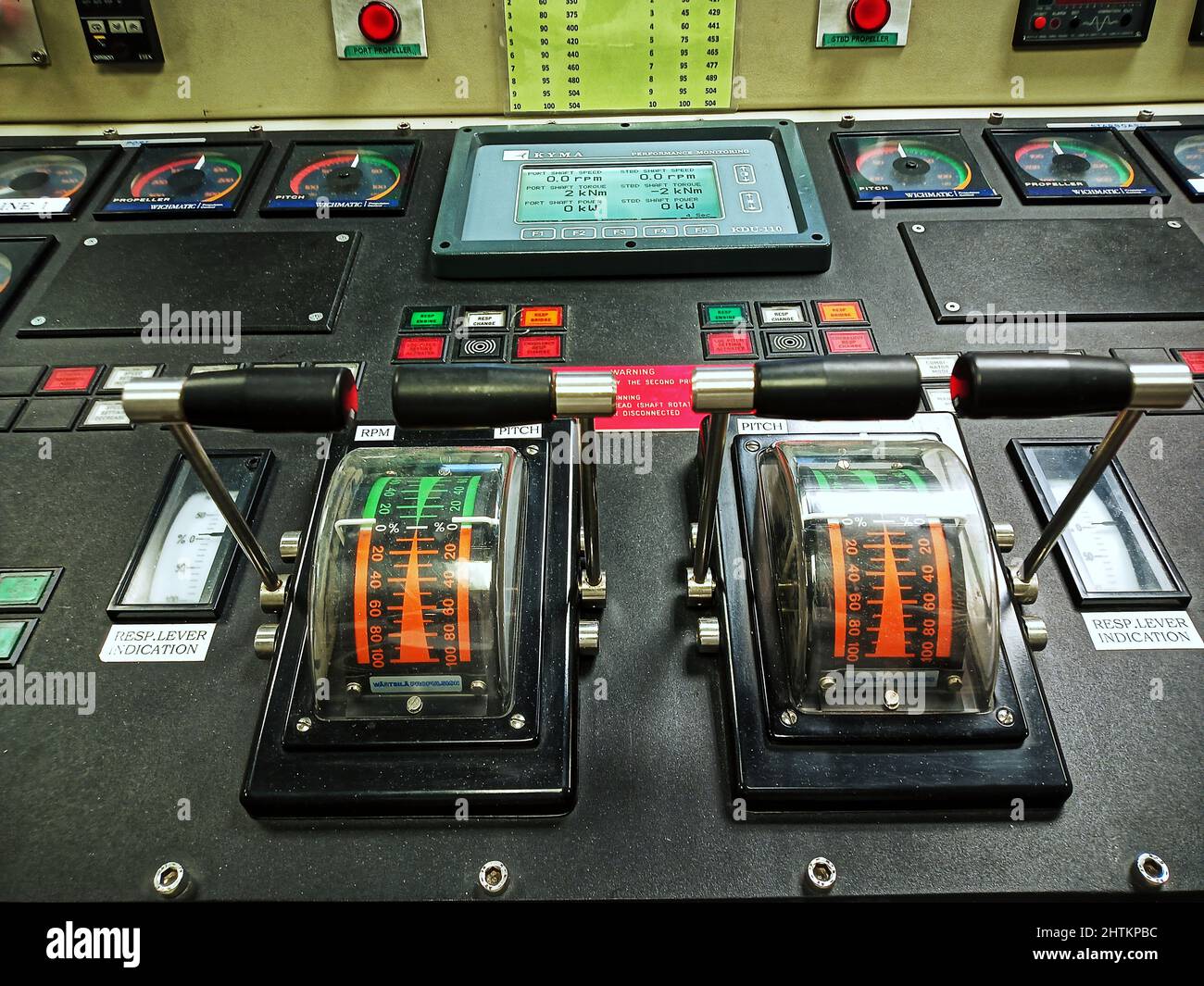 Pitch-Controller eines Passagierschiffs, Pitch, steuerndes Pich eines Schiffs, Schiffsmanöver, Fahrschiff, Brückenkonsole, Schiffsbrücke, Radhaus Stockfoto