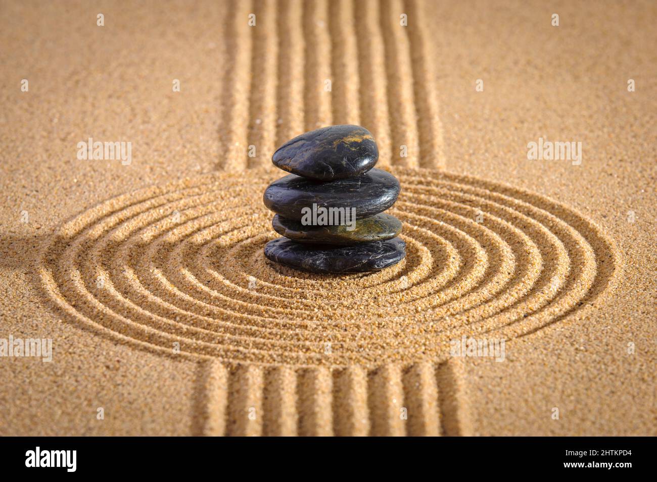 Japanischer ZEN-Garten mit Yin-Yang-Stein in strukturiertem Sand Stockfoto