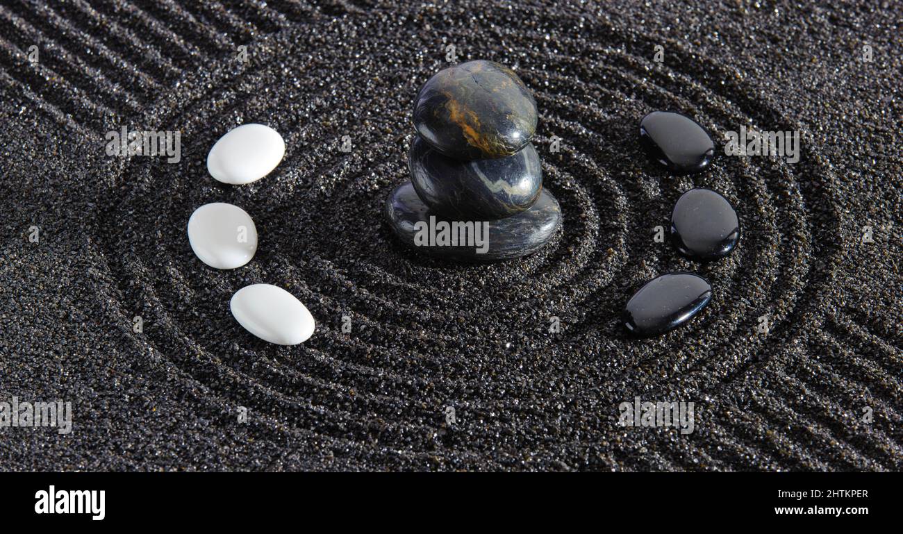 Japanischer ZEN-Garten mit Yin-Yang-Stein in strukturiertem Sand Stockfoto