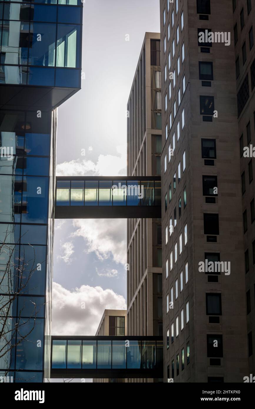 Neues Luxus-Mischnutzungsgebäude mit Wohnungen, Büro- und Einzelhandelsflächen, Southbank Place, London, England, Großbritannien Stockfoto