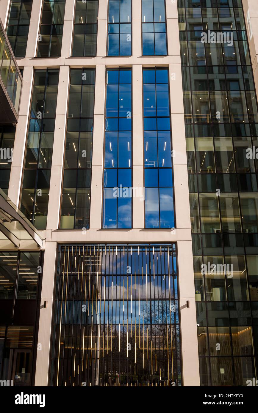 Neues Luxus-Mischnutzungsgebäude mit Wohnungen, Büro- und Einzelhandelsflächen, Southbank Place, London, England, Großbritannien Stockfoto