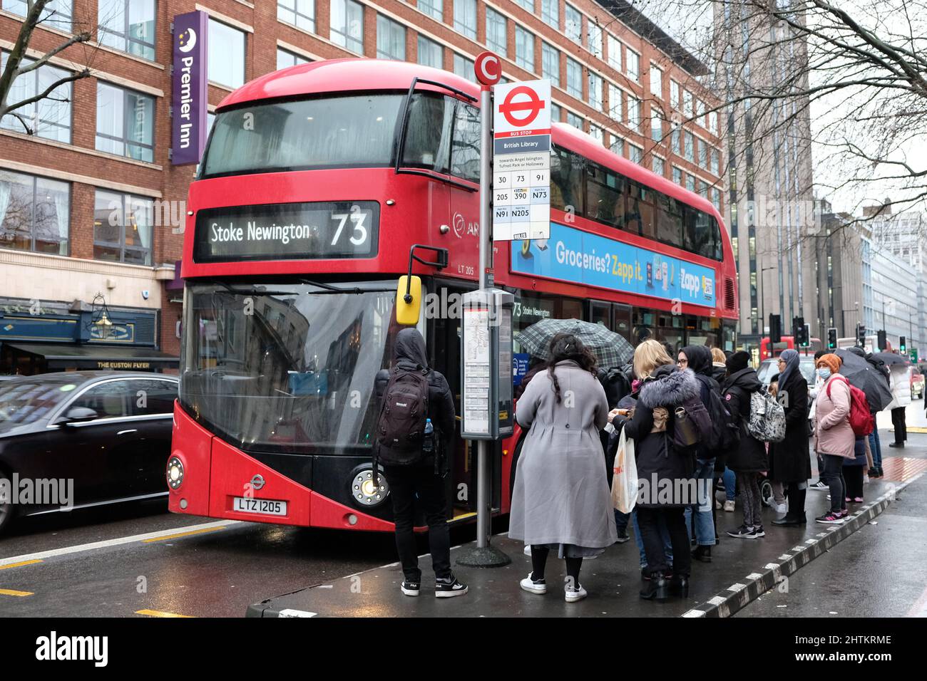 London, Großbritannien, 1.. März 2022. Lange Warteschlangen wurden für Busse gesehen, als Touristen und Pendler alternative Wege fanden, ihre Reise heute Nachmittag zu beenden, mit dem Bus, Taxi oder Fahrrad, inmitten eines U-Bahn-Streiks, der alle Dienste mit nur einer stark reduzierten Service auf einigen Abschnitten der U-Bahn-Linien betrifft. Bei dem von der RMT-Union ausgerufenen Streik wegen Drohungen von 600 Arbeitsplatzverlusten und Kürzungen der Altersversorgung mussten 10.000 Mitarbeiter aus dem Amt gehen. Kredit: Elfte Stunde Fotografie/Alamy Live Nachrichten Stockfoto