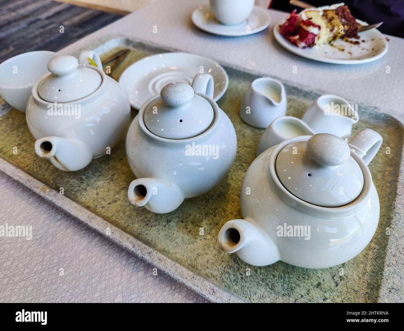 Teekannen und Tassen Stockfoto