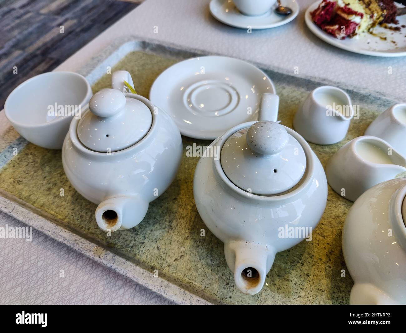 Teekannen und Tassen Stockfoto