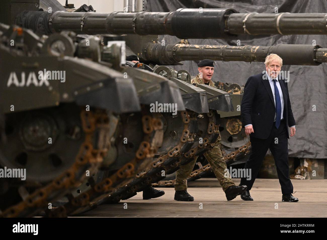 Premierminister Boris Johnson wird von LT-Oberst Simon Worth (links) nach einer gemeinsamen Pressekonferenz auf der Tapa-Militärbasis in Tallinn, Estland, um die Kampfgruppe des Royal Tank Regiment gezeigt. Bilddatum: Dienstag, 1. März 2022. Stockfoto