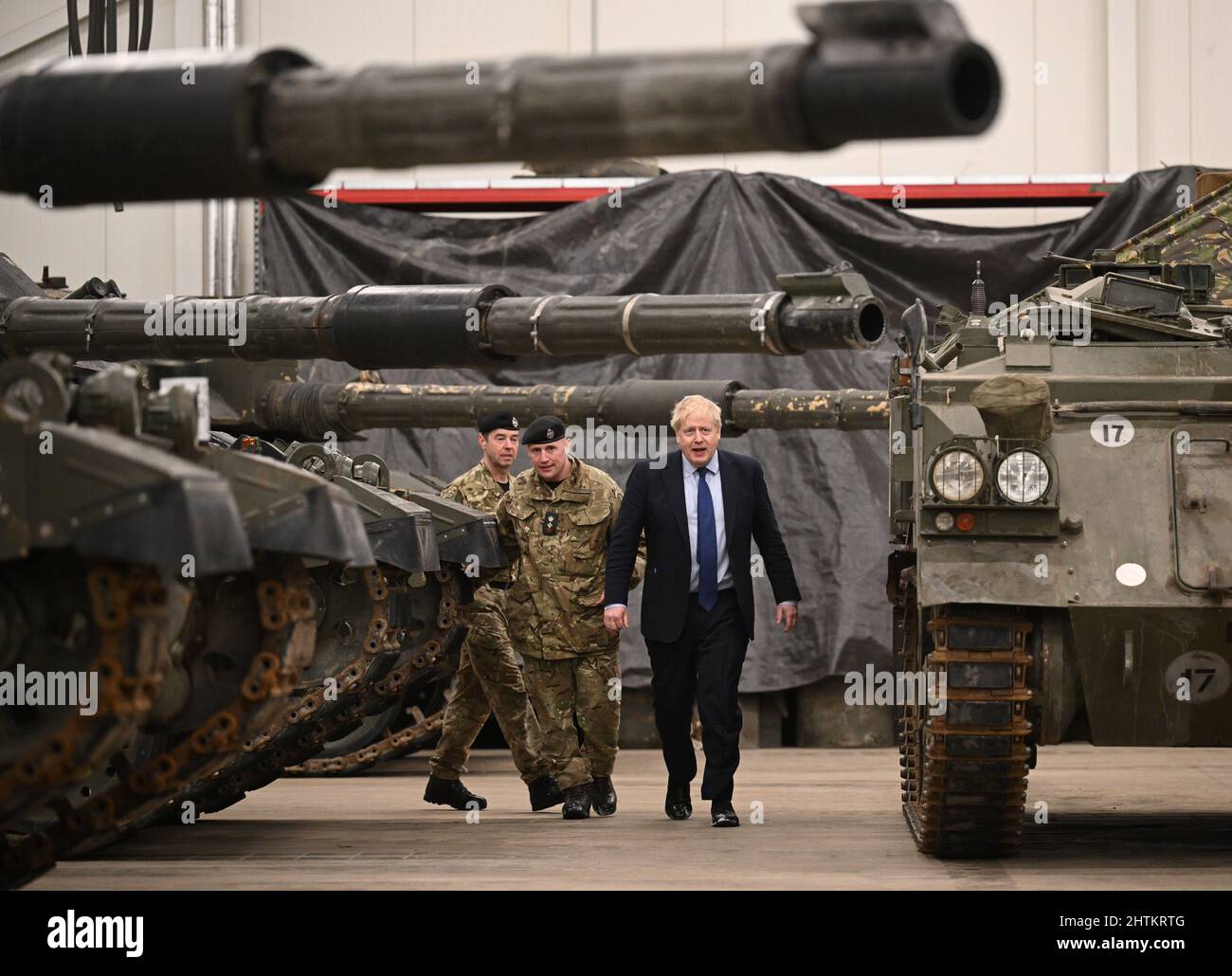 Premierminister Boris Johnson wird von LT-Oberst Simon Worth (links) nach einer gemeinsamen Pressekonferenz auf der Tapa-Militärbasis in Tallinn, Estland, um die Kampfgruppe des Royal Tank Regiment gezeigt. Bilddatum: Dienstag, 1. März 2022. Stockfoto