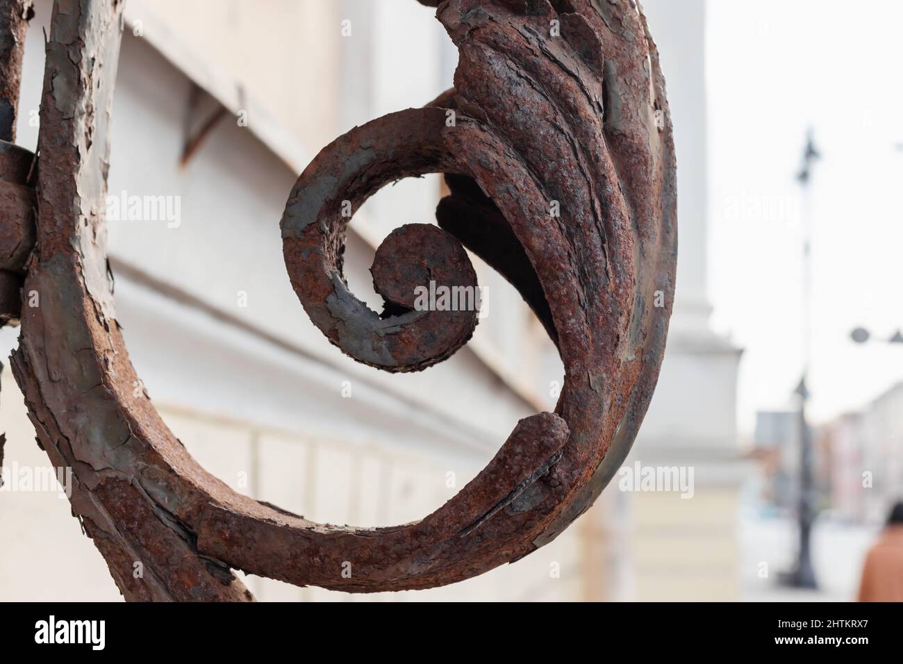 Geschmiedete rostige Dekoration, äußere Details eines alten Wohnhauses in St. Petersburg, Russland Stockfoto