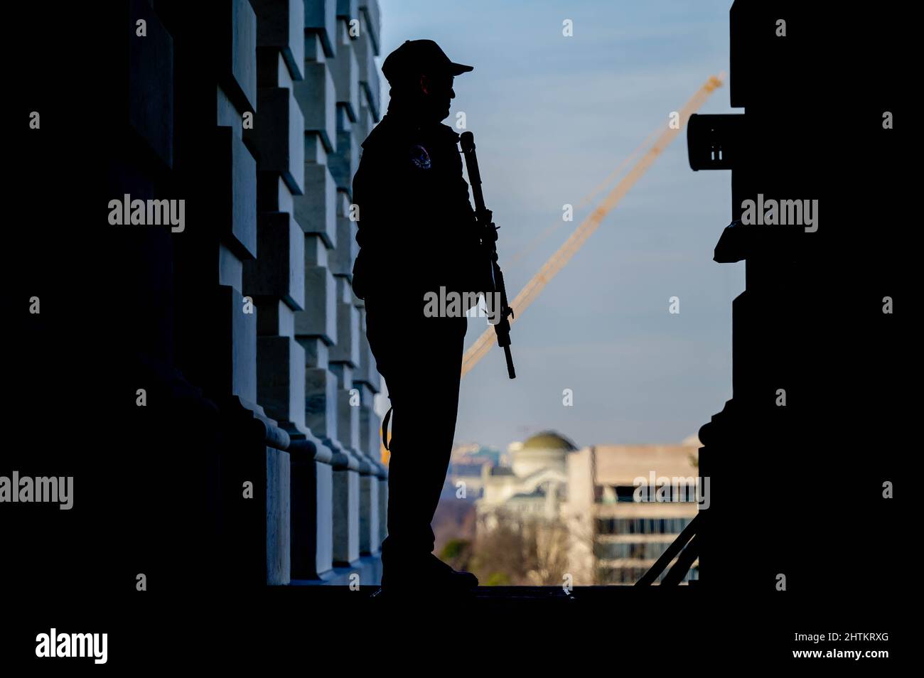 Offizier der United States Capitol Police (USCP) mit einem Sturmgewehr auf der Wache am Capitol. Stockfoto