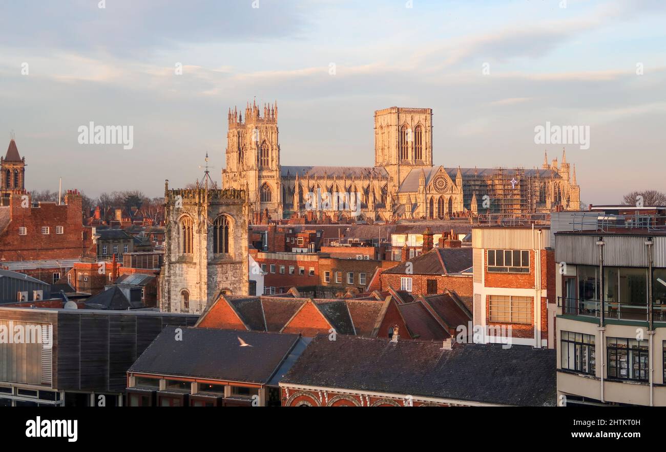 Das York Minster hat einen Blick über die Dächer des Stadtzentrums Stockfoto