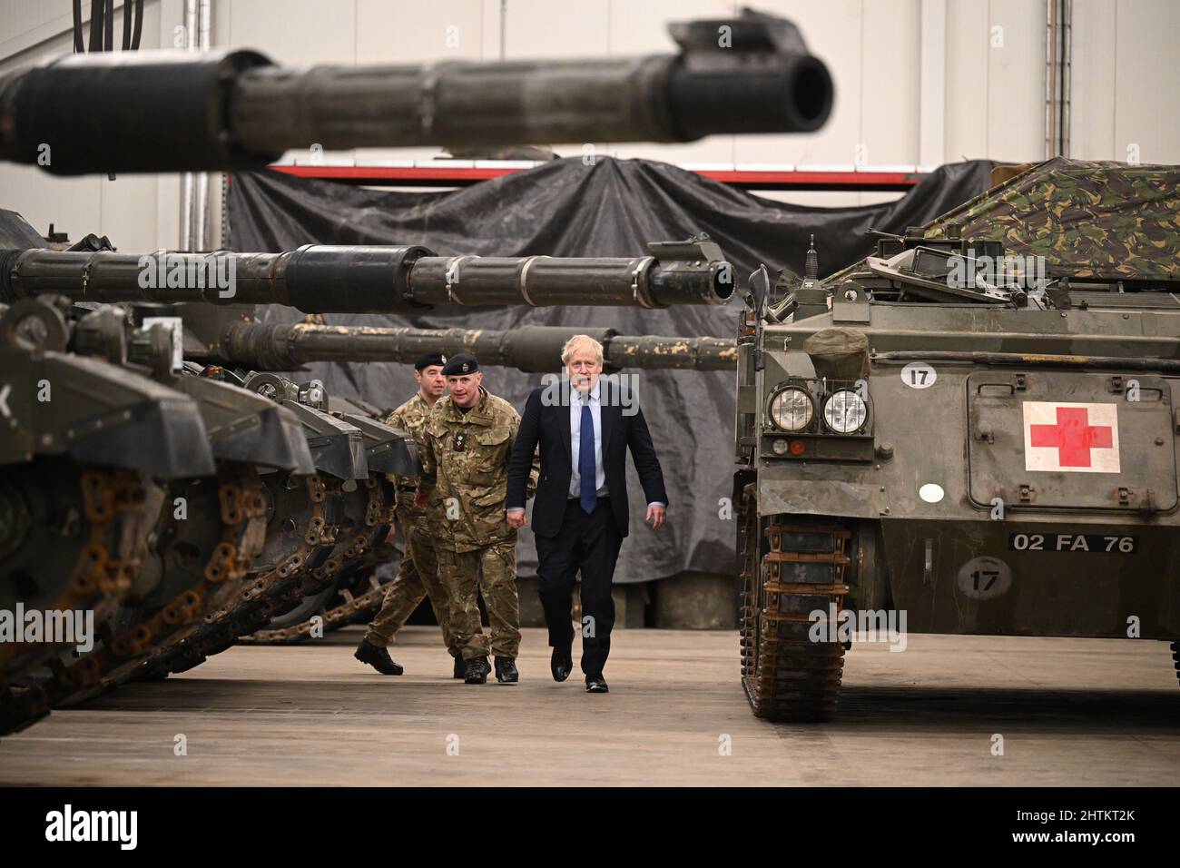 Premierminister Boris Johnson wird von LT-Oberst Simon Worth (links) nach einer Pressekonferenz auf der Tapa-Militärbasis in Tallinn, Estland, um die Kampfgruppe des Royal Tank Regiment gezeigt. Bilddatum: Dienstag, 1. März 2022. Stockfoto