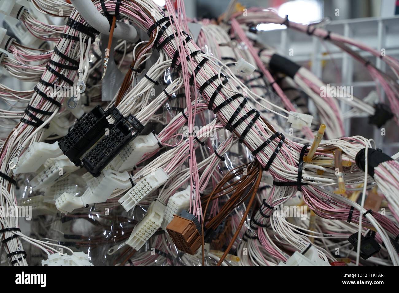 Gemischte elektrische Kabel und Steckdosen Stockfoto