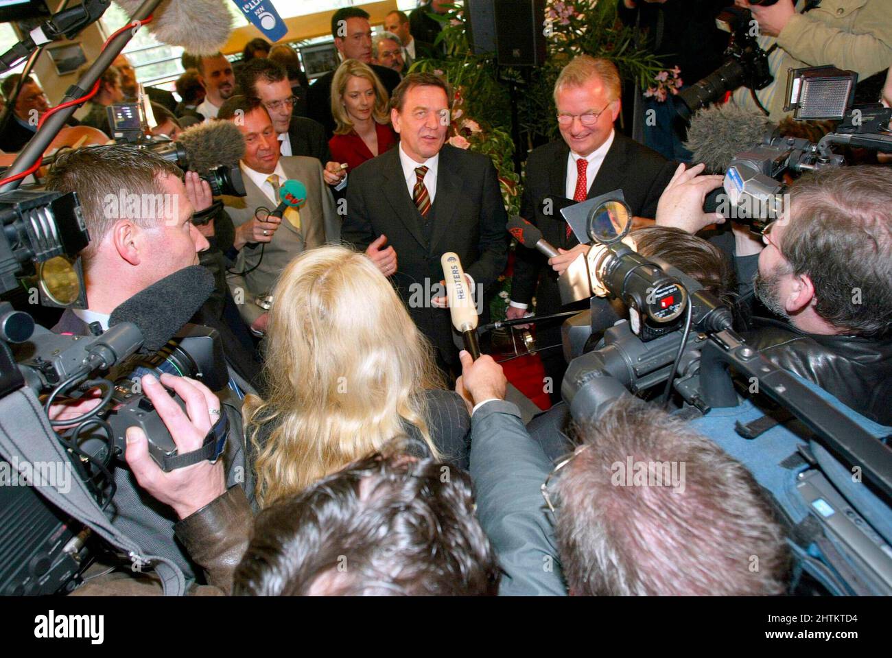 firo Fußball: Bundesliga-Politik 04/30/2002 der Bundeskanzler der Bundesrepublik Deutschland, Gerhard Schroder, wünscht Dr.Gerd Niebaum alles gute für das kommende Meisterschaftsfinale und das UEFA-Cup-Finale, Natürlich gratulierte die Bundeskanzlerin dem Verein BVBauch zum Preis für die Beschäftigungsförderung des Solidaritätsfonds Castrop Rauxel Interview mit Kameras und Mikrofon Copyright by firo sportphoto Dickmannstr.2-4 45143 Essen Email:FiroPhoto@aol.com (Volksbank Bochum Witten) BLZ.:430 601 29 Account:341 117 100 Tel.:0201/629355 Fax.:0201/62937 Stockfoto