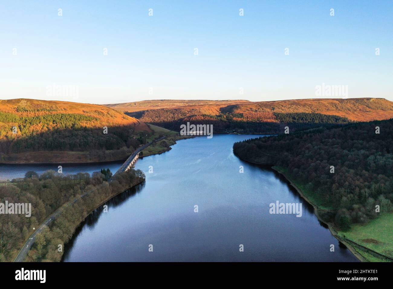 Luftdrohnenansicht des Ladybower Reservoirs Stockfoto