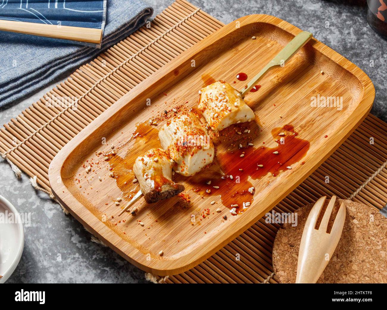 Sauce King gegrillte Austernpilze Sticks in Holzschale isoliert Mate und grauen Hintergrund Draufsicht Stockfoto