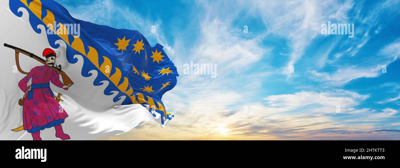 Flagge der Region Dnipropetrovsk , Ukraine bei bewölktem Himmel Hintergrund bei Sonnenuntergang, Panoramablick. Ukrainische Reise-und Patriot-Konzept. Kopieren Raum für weit Stockfoto