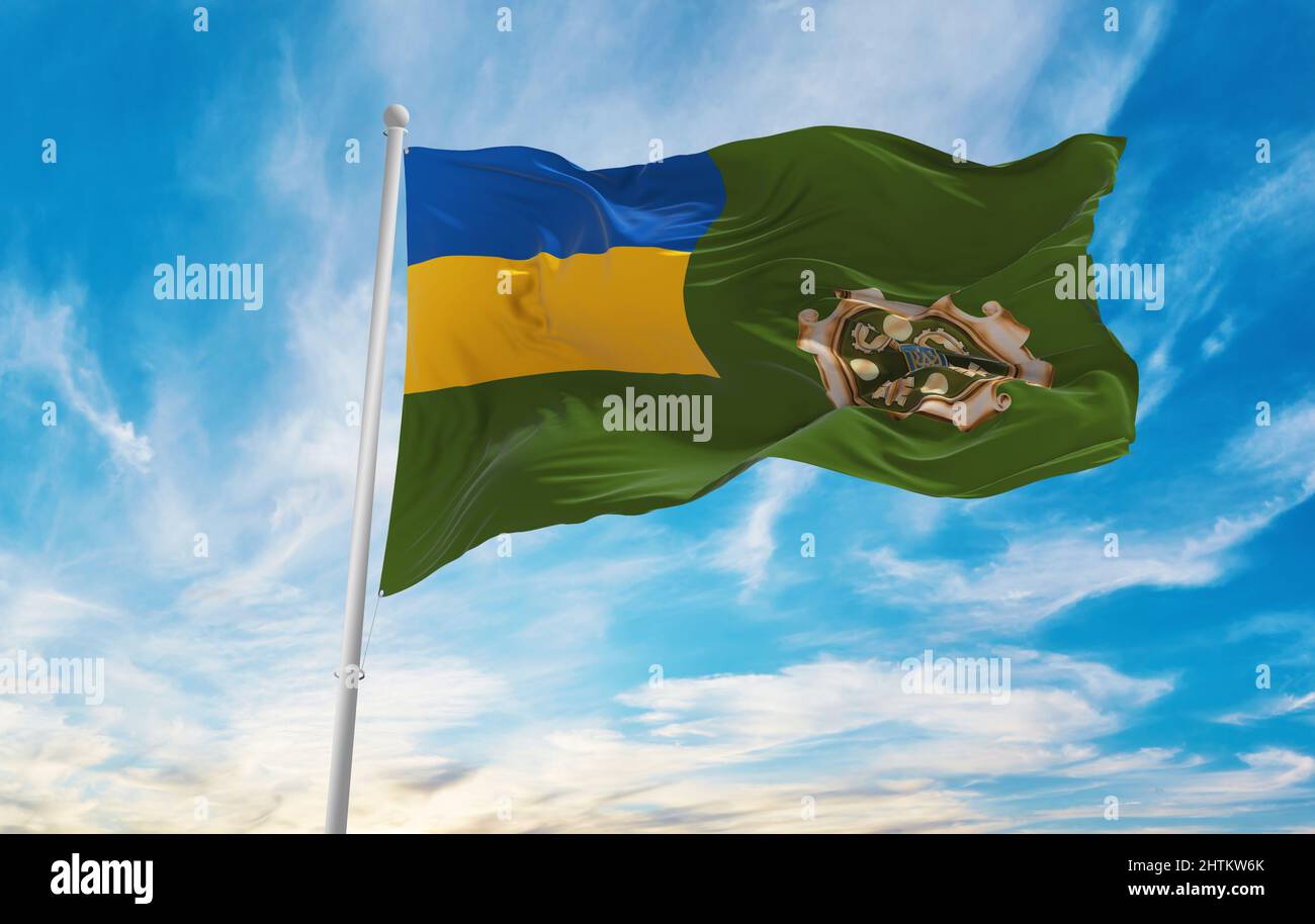 Flagge des Staatskasse , Ukraine bei bewölktem Himmel Hintergrund bei Sonnenuntergang, Panoramablick. Ukrainisches Reise- und Patriot-Konzept. Platz zum Kopieren für breites Banner. Stockfoto