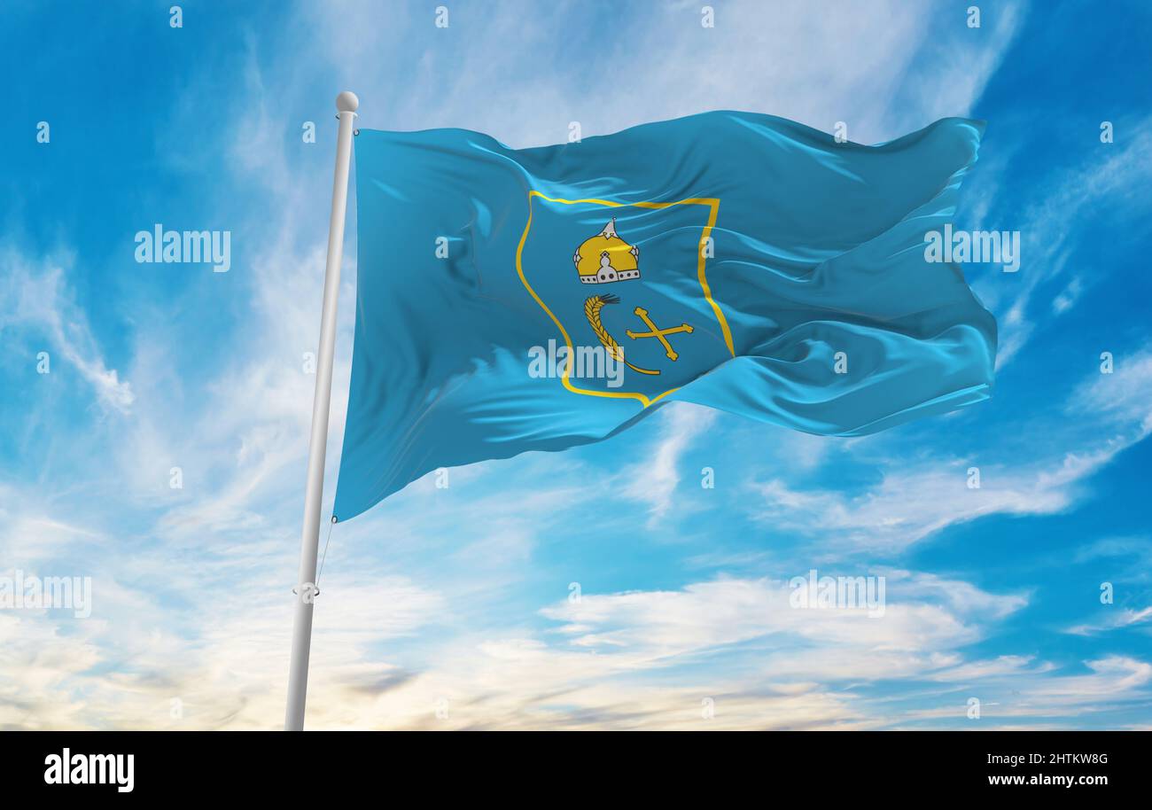 Flagge der Sumy Region , Ukraine bei bewölktem Himmel Hintergrund bei Sonnenuntergang, Panoramablick. Ukrainisches Reise- und Patriot-Konzept. Platz zum Kopieren für breites Banner. 3D Stockfoto