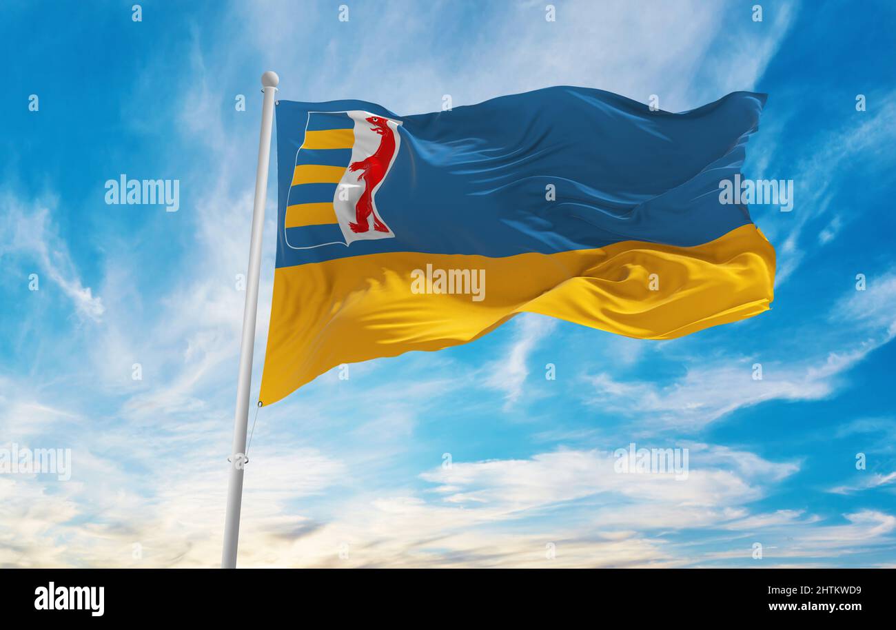 Flagge der transkarpatischen Region , Ukraine bei bewölktem Himmel Hintergrund bei Sonnenuntergang, Panoramablick. Ukrainische Reise-und Patriot-Konzept. Kopieren Raum für weit Stockfoto
