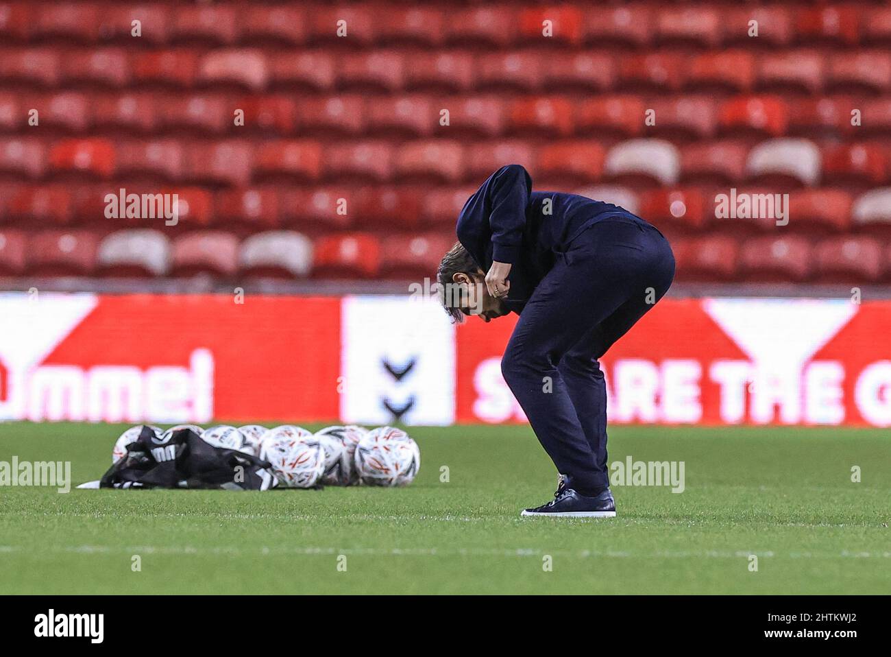 Antonio Conte, Manager von Tottenham Hotspur, inspiziert das Gras Stockfoto