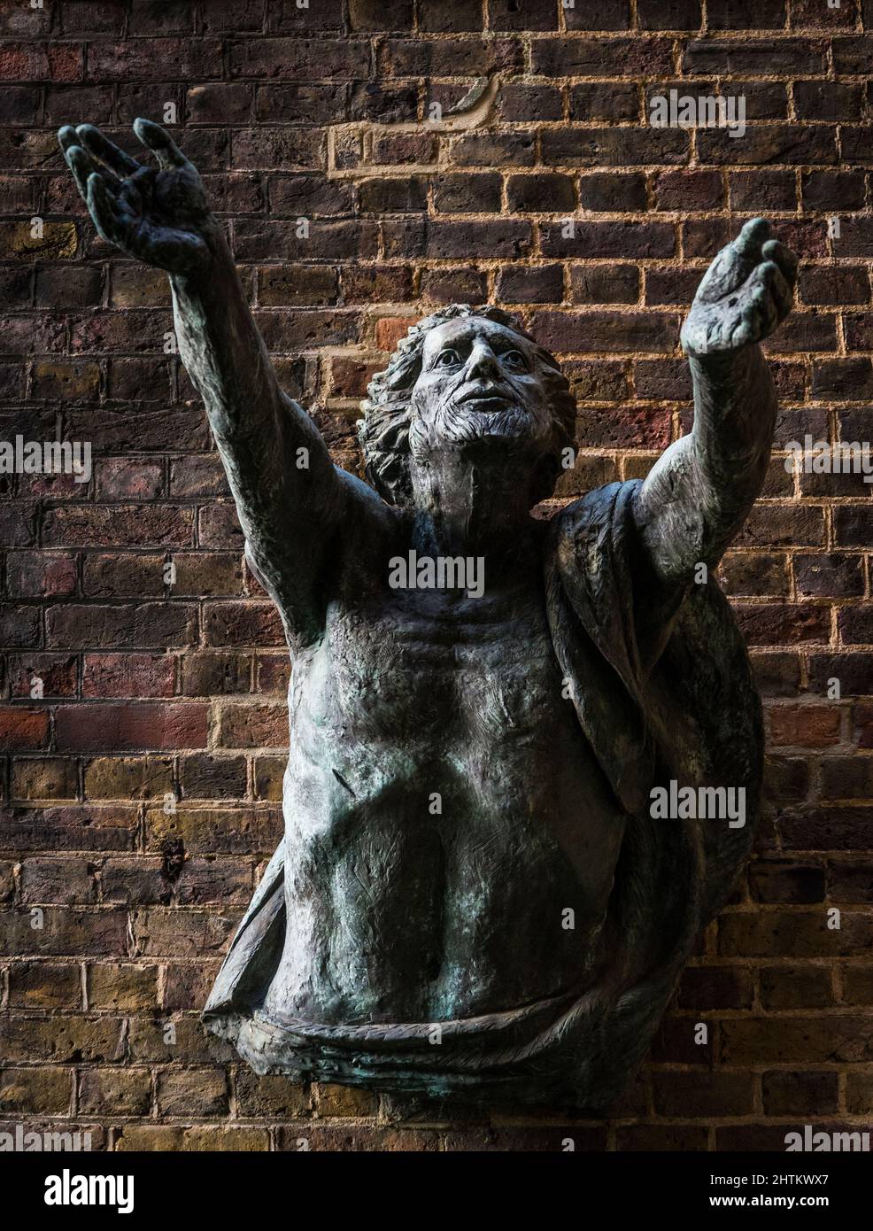 Jesus wird aus der Totenskulptur von Hans Feibusch in St. Alban's Church, Holborn, London, England, Großbritannien, auferweckt Stockfoto