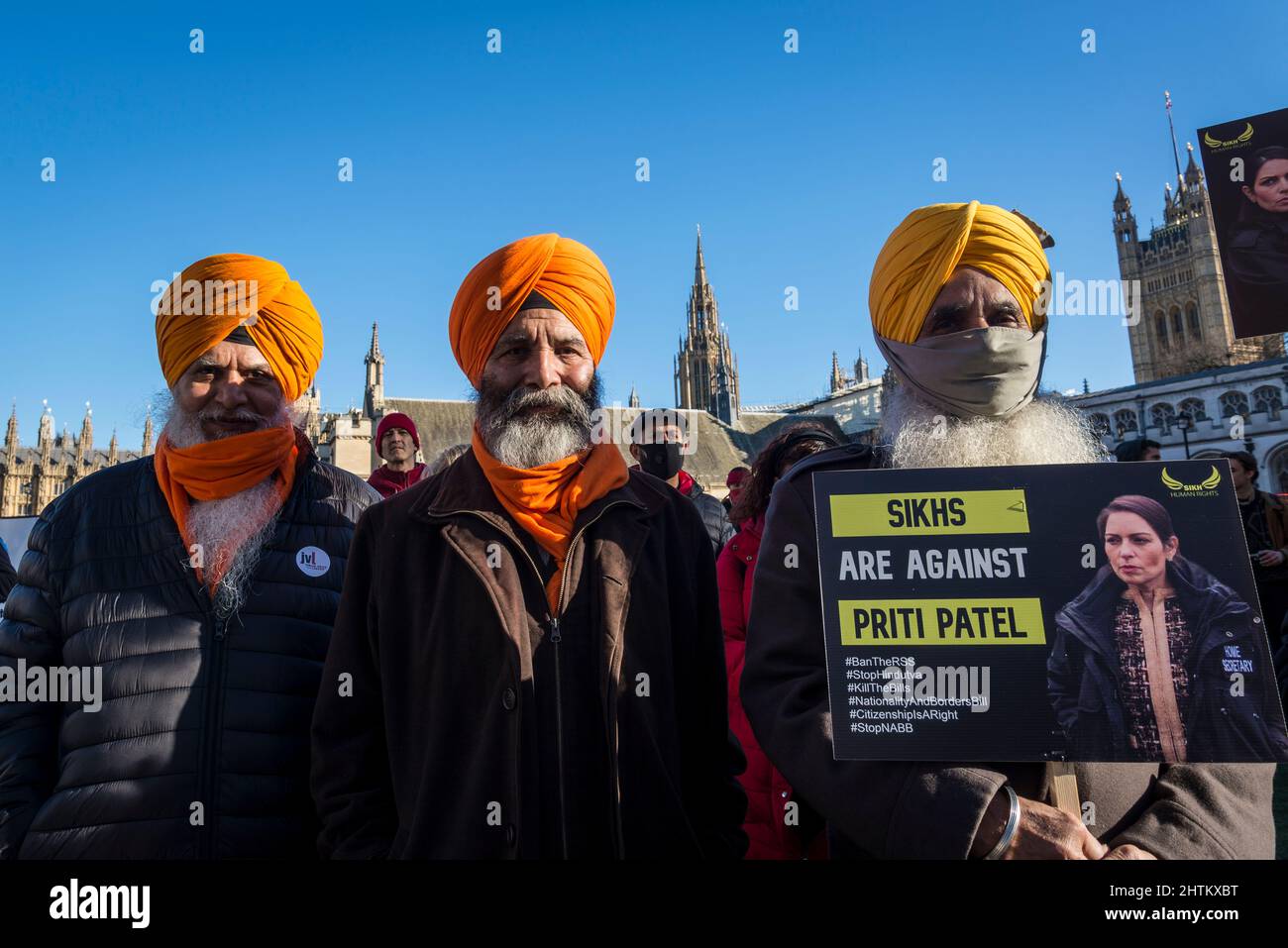 Sikh-Demonstranten mit Plakaten gegen Priti Patel und den National and Borders Bill, Parliament Square, London, Großbritannien, 27.. Februar 2022 Stockfoto