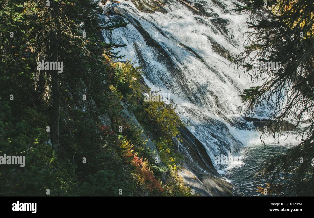 Eine wunderschöne Aufnahme eines Wasserfalls fließt von einer Klippe herunter. Stockfoto