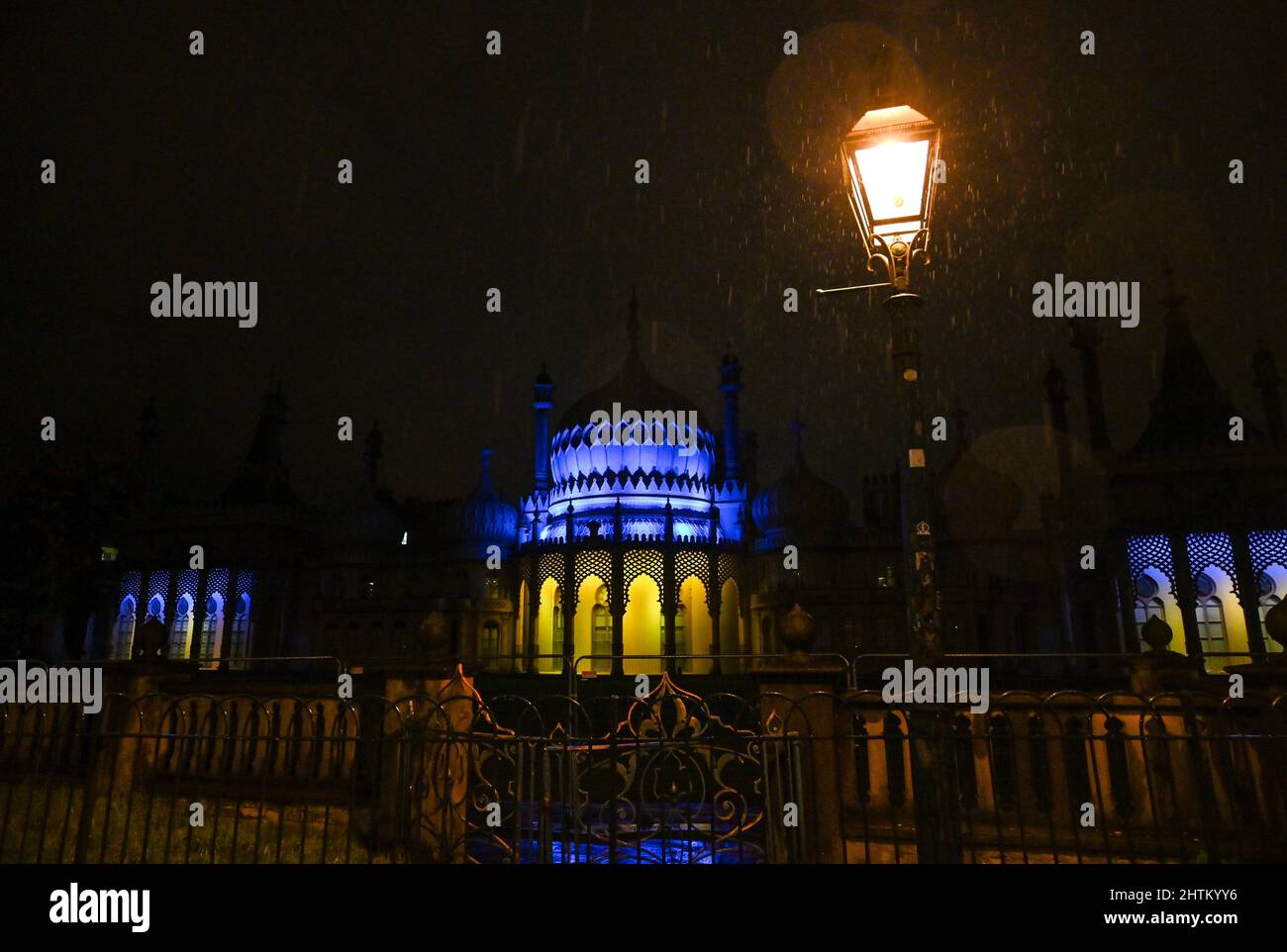 Brighton UK 1. March 2022 - der Königliche Pavillon in Brighton leuchtet blau und gelb, um die Ukraine zu unterstützen, nachdem sie letzte Woche von Russland überfallen wurden : Credit Simon Dack / Alamy Live News Stockfoto