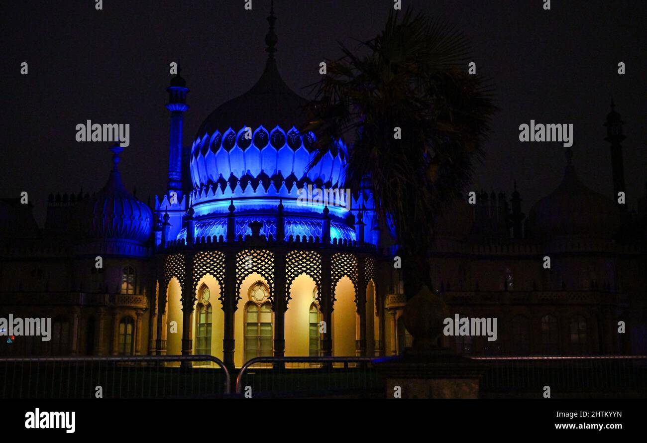 Brighton UK 1. March 2022 - der Königliche Pavillon in Brighton leuchtet blau und gelb, um die Ukraine zu unterstützen, nachdem sie letzte Woche von Russland überfallen wurden : Credit Simon Dack / Alamy Live News Stockfoto