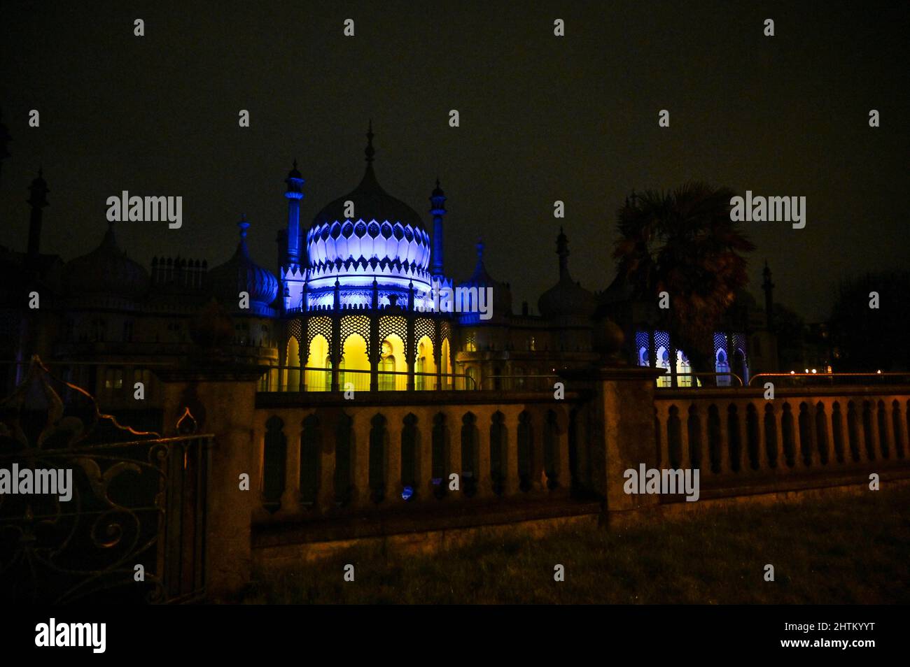 Brighton UK 1. March 2022 - der Königliche Pavillon in Brighton leuchtet blau und gelb, um die Ukraine zu unterstützen, nachdem sie letzte Woche von Russland überfallen wurden : Credit Simon Dack / Alamy Live News Stockfoto