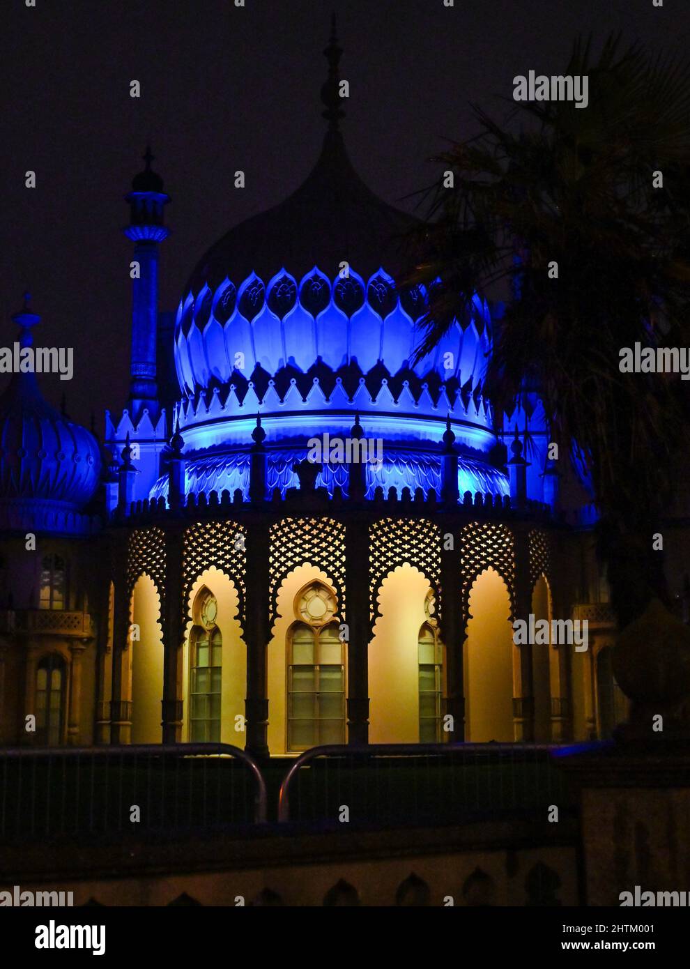 Brighton UK 1. March 2022 - der Königliche Pavillon in Brighton leuchtet blau und gelb, um die Ukraine zu unterstützen, nachdem sie letzte Woche von Russland überfallen wurden : Credit Simon Dack / Alamy Live News Stockfoto