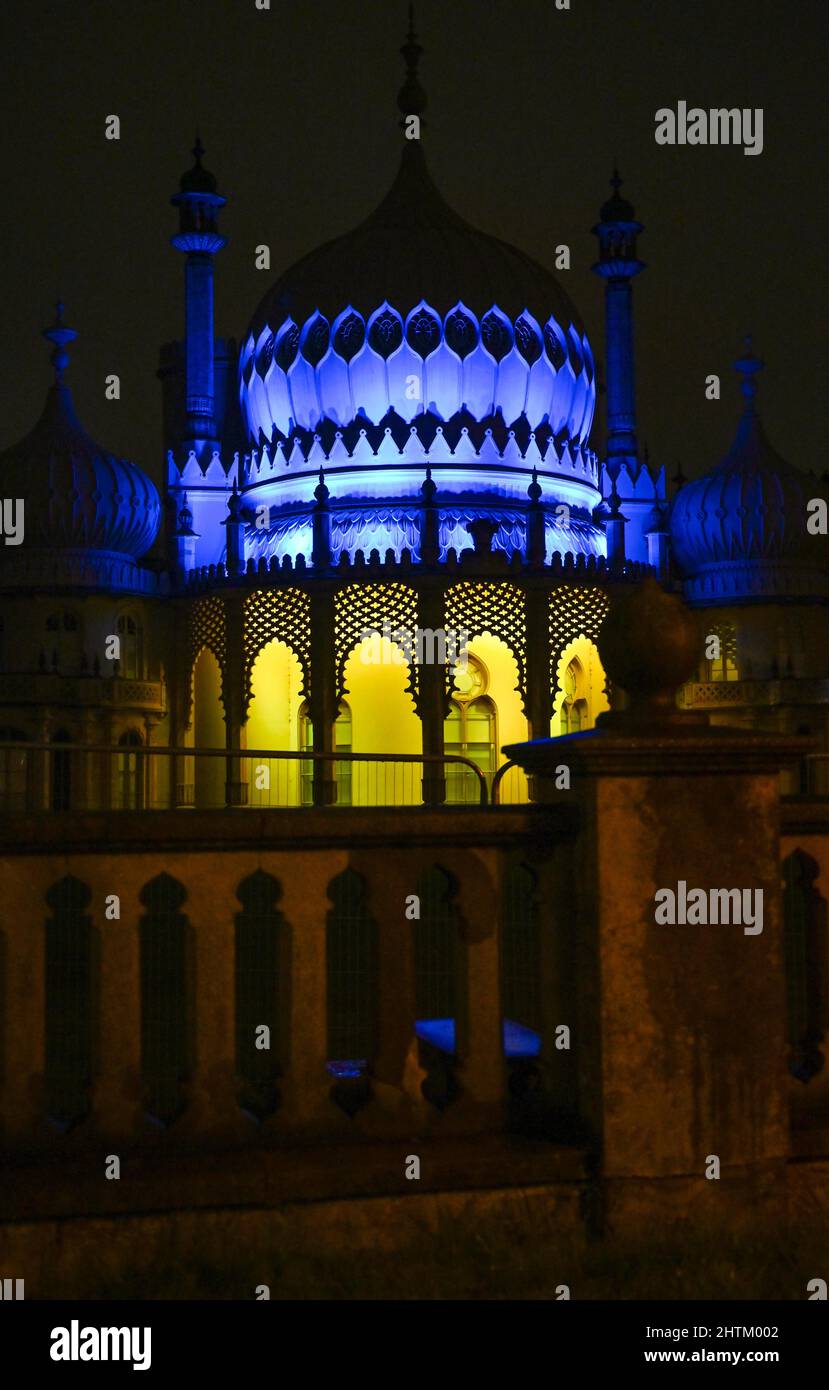 Brighton UK 1. March 2022 - der Königliche Pavillon in Brighton leuchtet blau und gelb, um die Ukraine zu unterstützen, nachdem sie letzte Woche von Russland überfallen wurden : Credit Simon Dack / Alamy Live News Stockfoto