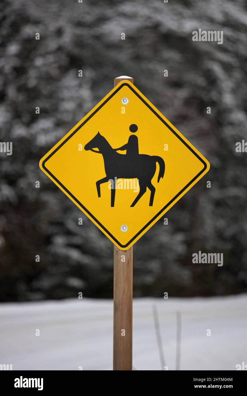 Gelb Vorsicht Reiten Zeichen in einer ländlichen Umgebung im Winter Stockfoto
