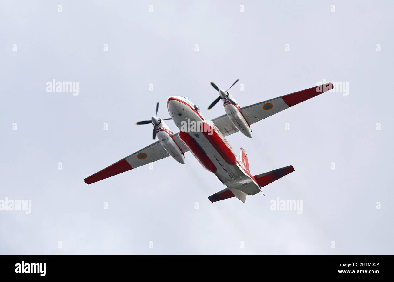 Kiew, Ukraine - 24. August 2021: Antonow an-32P der ukrainischen Luftwaffe feuern während der Parade zum Unabhängigkeitstag der Ukraine ein Flugzeug am Himmel über Kiew an Stockfoto