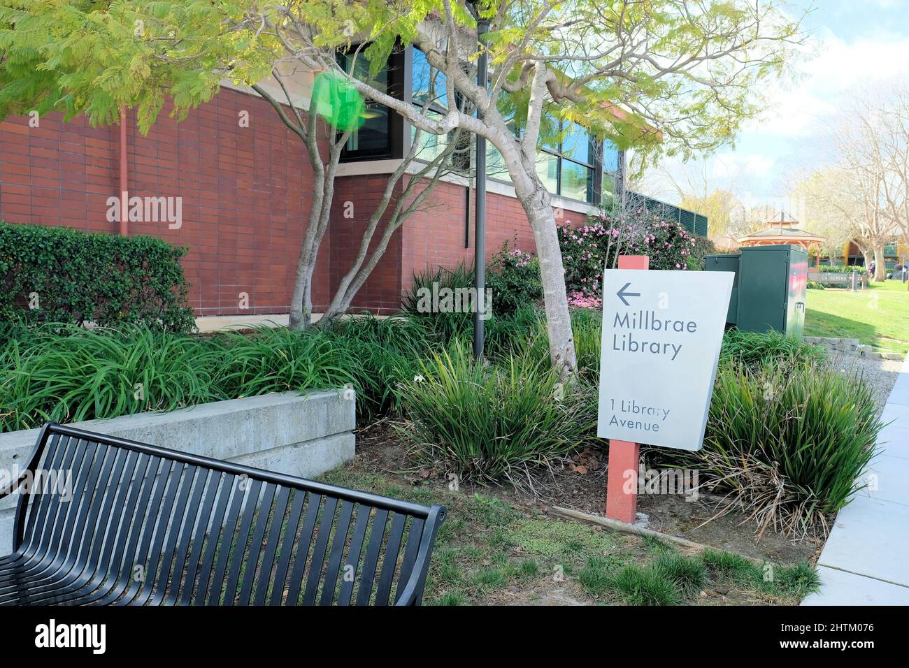 Schild mit Pfeil zur Millbrae Library, Teil des Systems der San Mateo County Libraries; Millbrae, Kalifornien, USA; Buchverleiher der öffentlichen Bibliothek Stockfoto