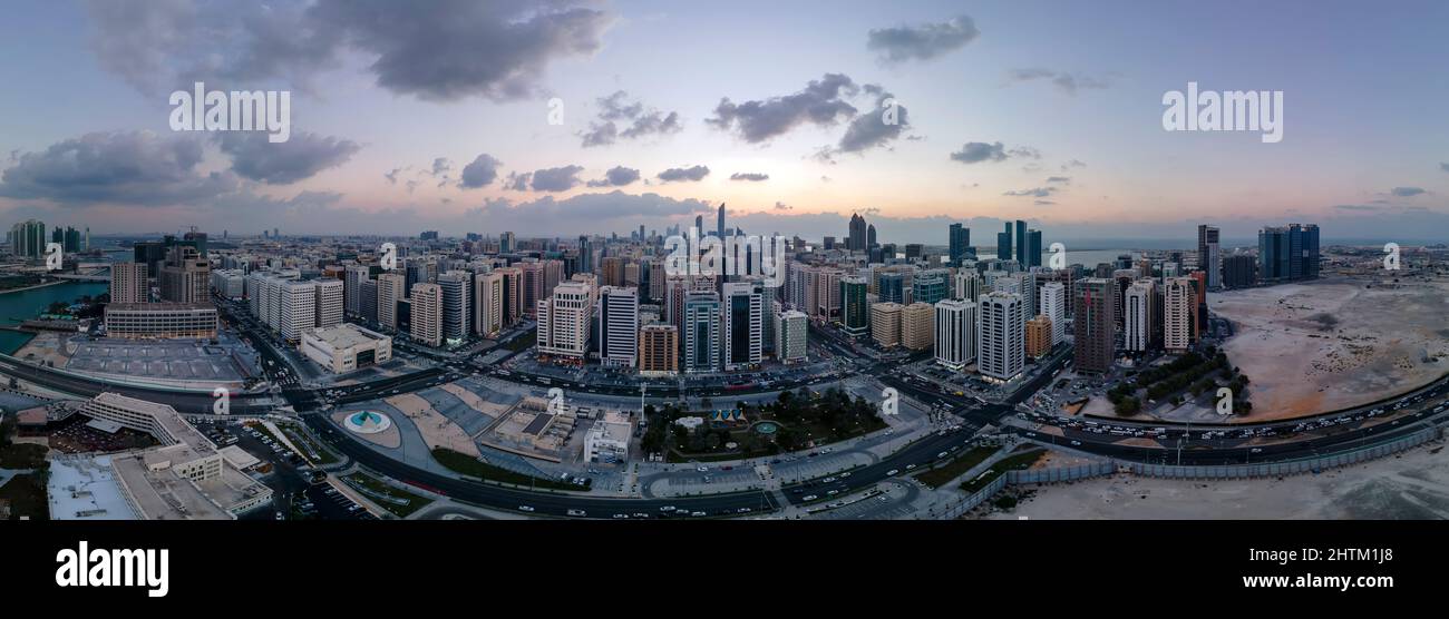 Abu Dhabi, VAE - 29. November 2021: Luftaufnahme auf der Al Reem Insel in Abu Dhabi bei Sonnenuntergang Stockfoto