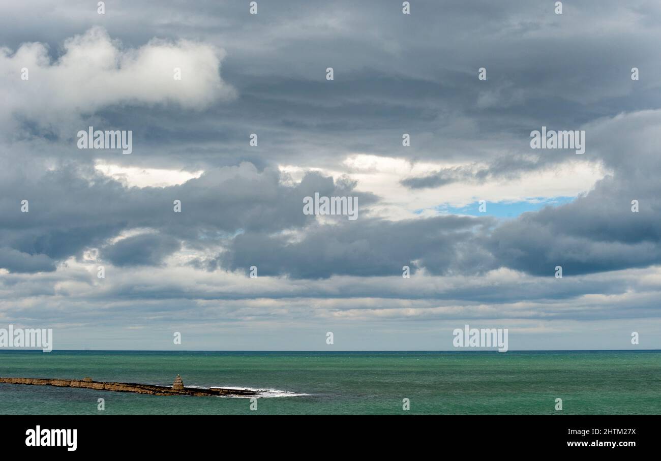 Dramatischer Himmel über der Nordsee mit Blick von der Northumberland Coast, Nordostengland, England, Großbritannien Stockfoto