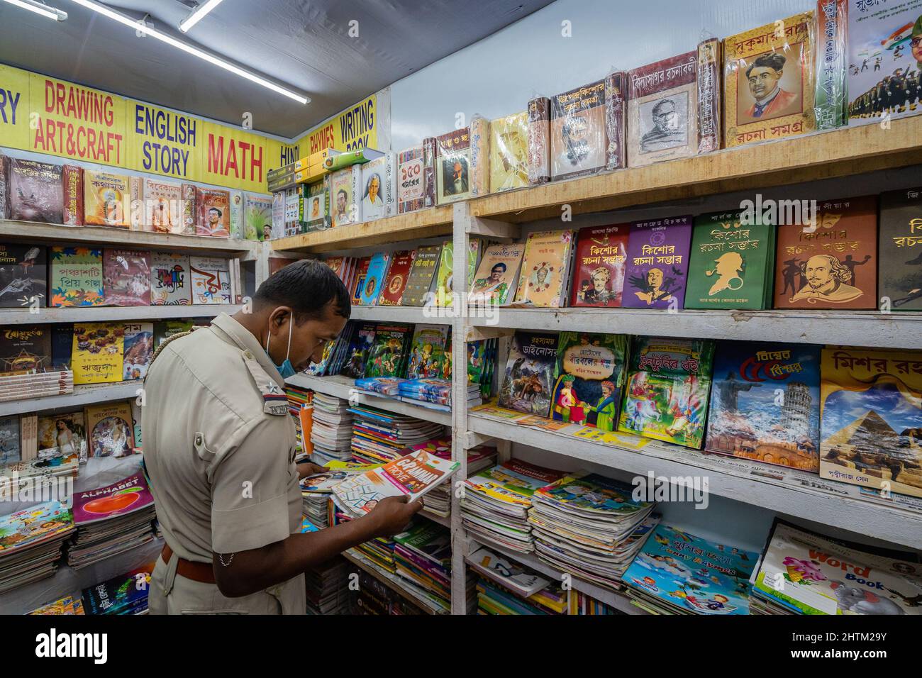 Kalkutta, Westbengalen, Indien. 1. März 2022. 45. Internationale Buchmesse Kalkutta vom 28.. Februar bis 13.. März 2022. Die meist besuchte und berühmte Buchmesse mit über 600 Ständen ist ein Schmelztiegel für Literatur und Kulturen, ein „Be-all und End-all“ für die Bibliophilen in Kalkutta und darüber hinaus. Das Schwerpunktthema der Messe ist Bangladesch, im Central Park (Salt Lake Sector V), Kalkutta. (Bild: © Saurabh Sirohiya/ZUMA Press Wire) Stockfoto