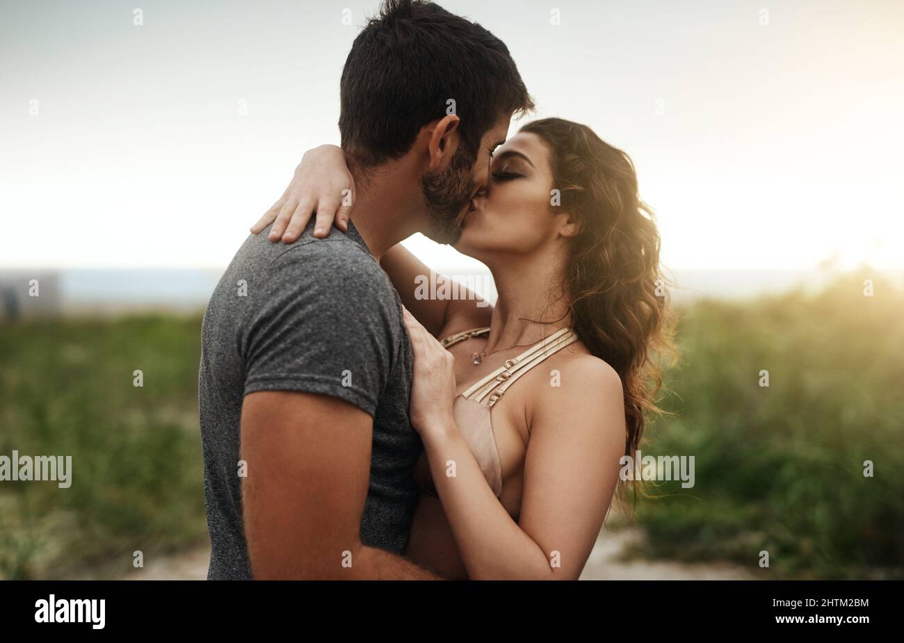 Wähle Liebe. Immer. Aufnahme eines jungen Paares, das einen romantischen Tag am Strand verbringt. Stockfoto