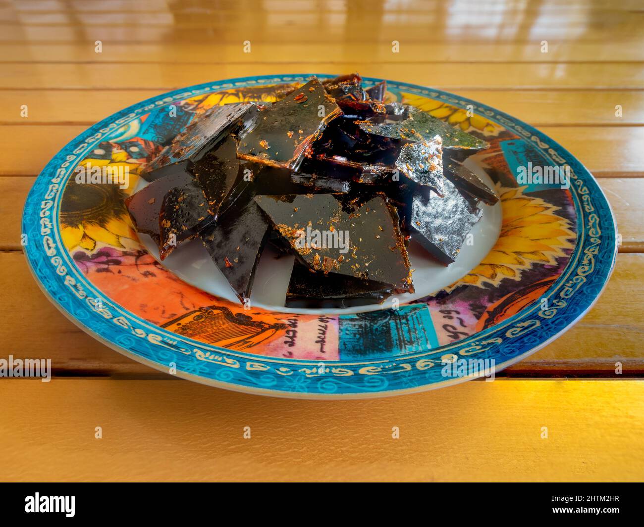 Belgische Süßigkeiten zu Hause machen. Belgian Candy Sugar ist authentischer kristallisierter Bierzucker. Seine Verwendung erhöht den Alkohol und erleichtert den Körper. Stockfoto