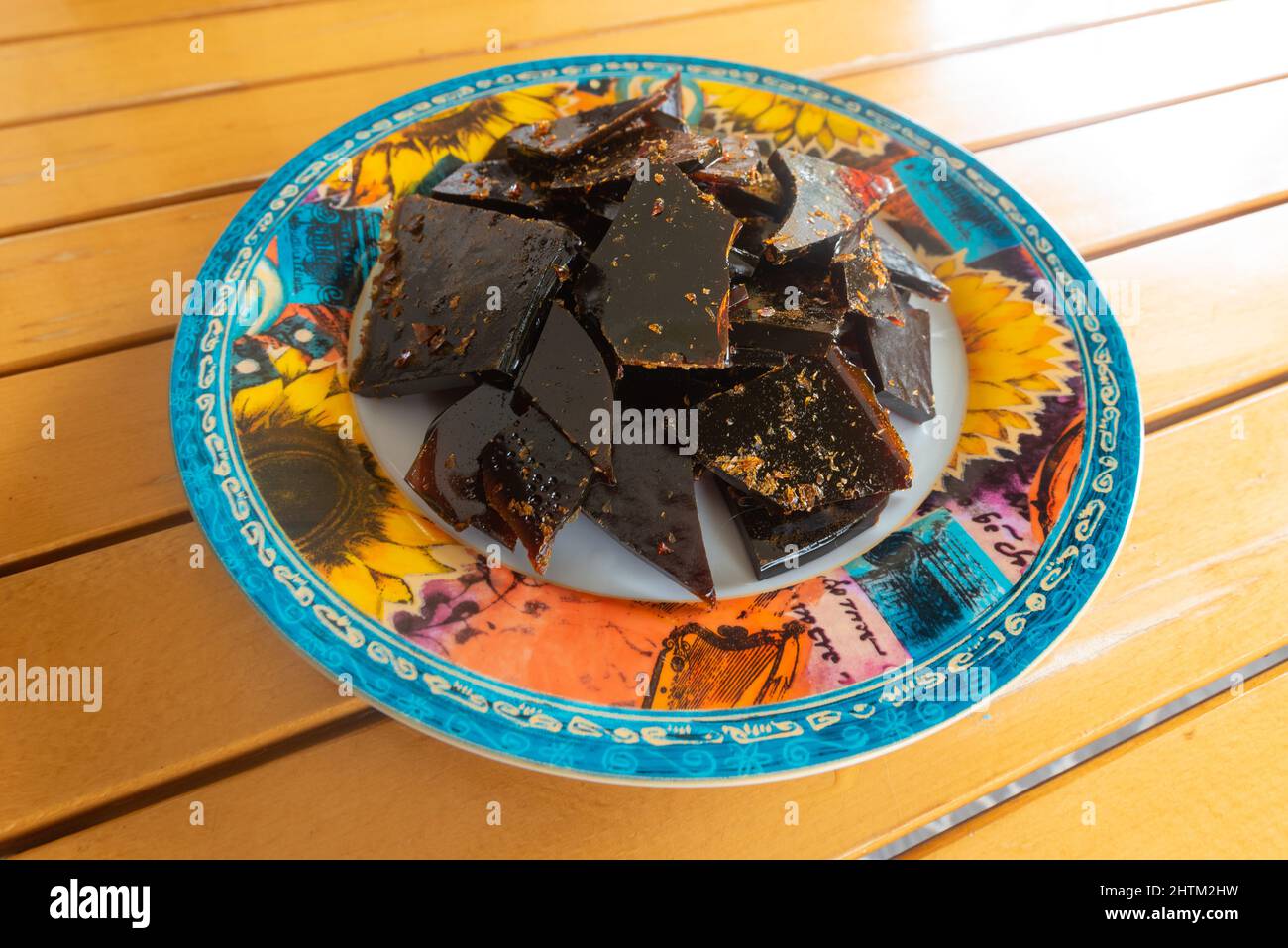 Belgische Süßigkeiten zu Hause machen. Belgian Candy Sugar ist authentischer kristallisierter Bierzucker. Seine Verwendung erhöht den Alkohol und erleichtert den Körper. Stockfoto