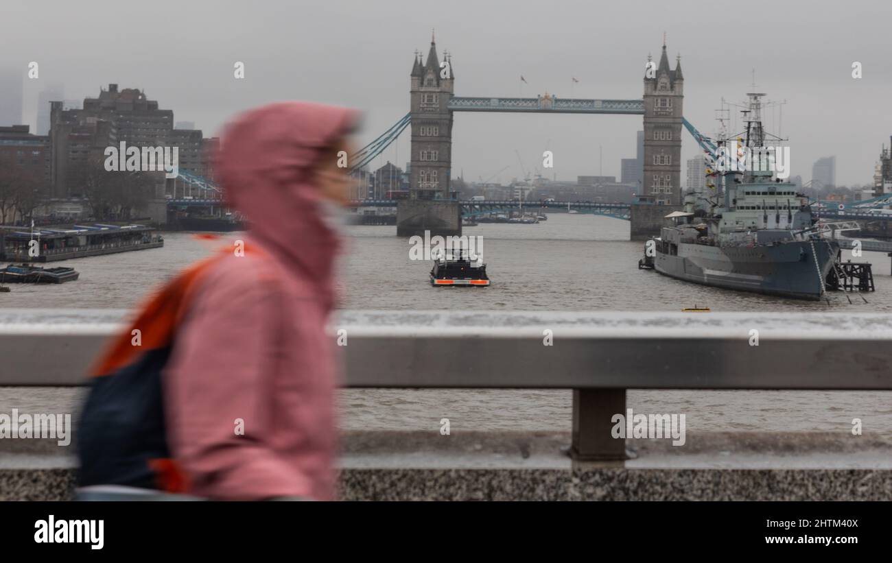 London, Großbritannien. 01. März 2022. Pendler beeilen sich auf der London Bridge. Am ersten meteorologischen Frühling der Hauptstadt dominiert kaltes und regnerisches Wetter. Kredit: Imageplotter/Alamy Live Nachrichten Stockfoto