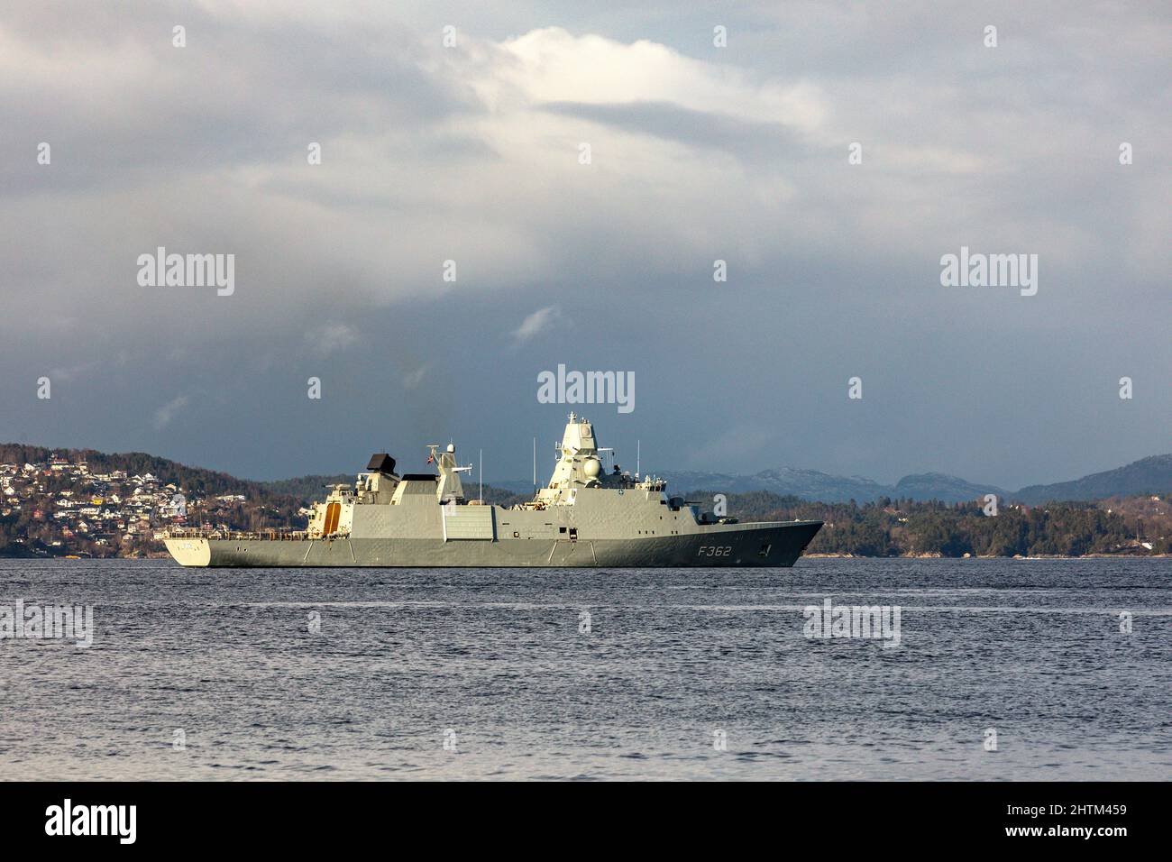 Dänische Fregatte der Ver Huitfeldt-Klasse F362 HDMS Peter Willemoes in Byfjorden, vor dem Hafen von Bergen, Norwegen. Ein dunkler, regnerischer und nebliger Wintertag Stockfoto