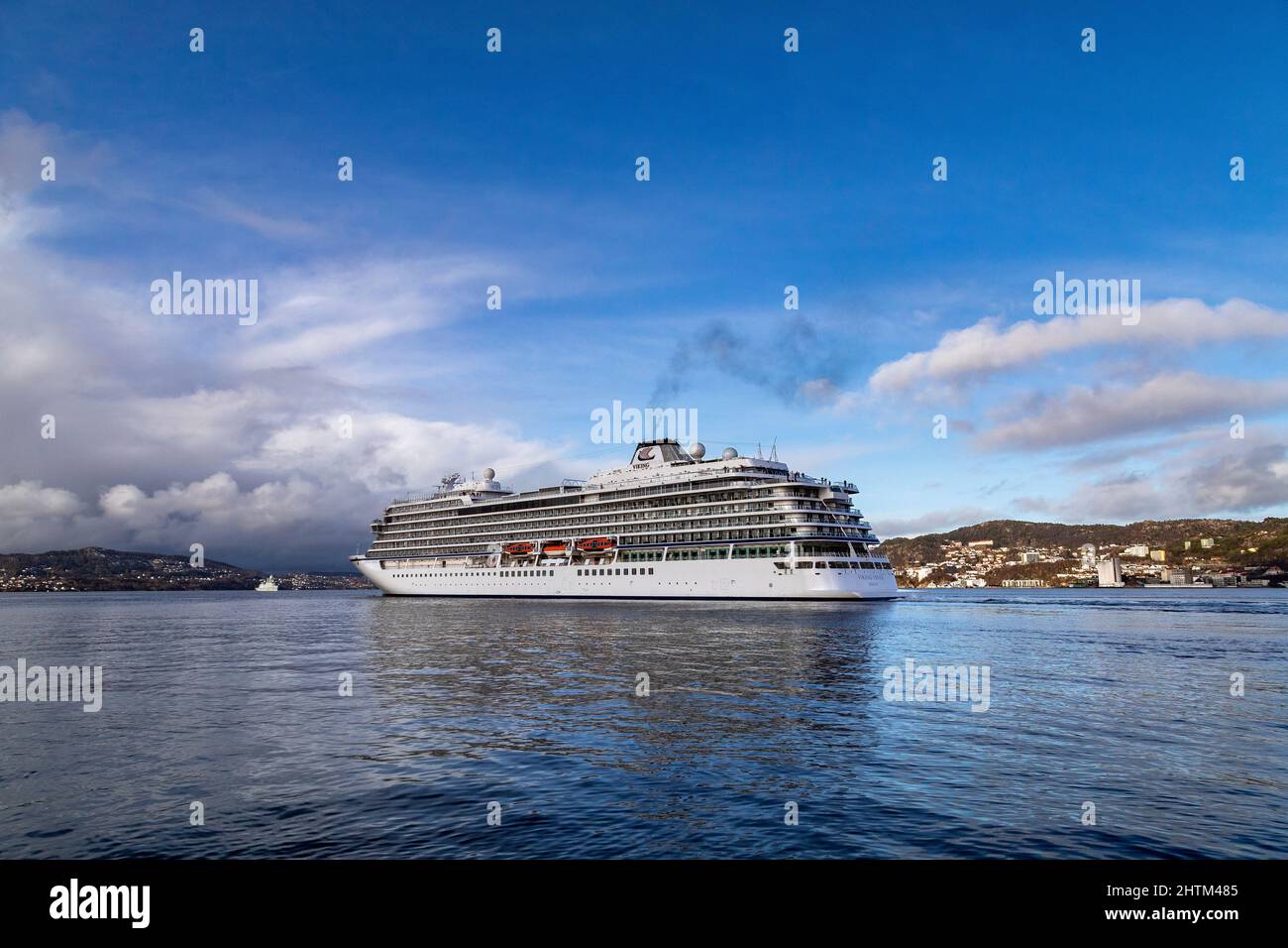 Kreuzschiff Viking Venus in Byfjorden, Abfahrt vom Hafen Bergen, Norwegen. Stockfoto