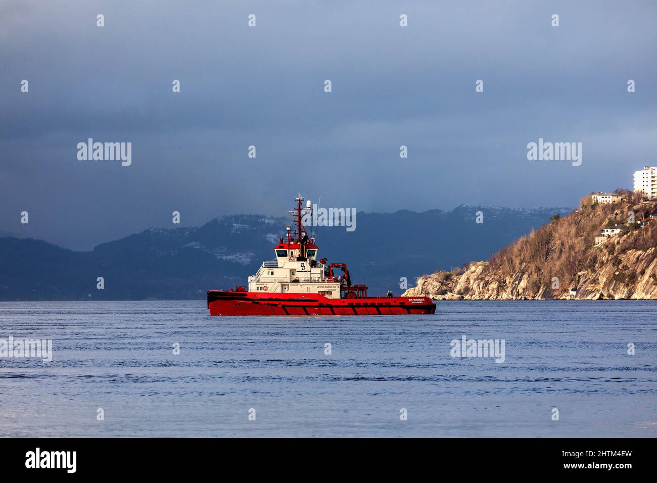 Schlepper BB Worker in Byfjorden, außerhalb des Hafens von Bergen, Norwegen Stockfoto