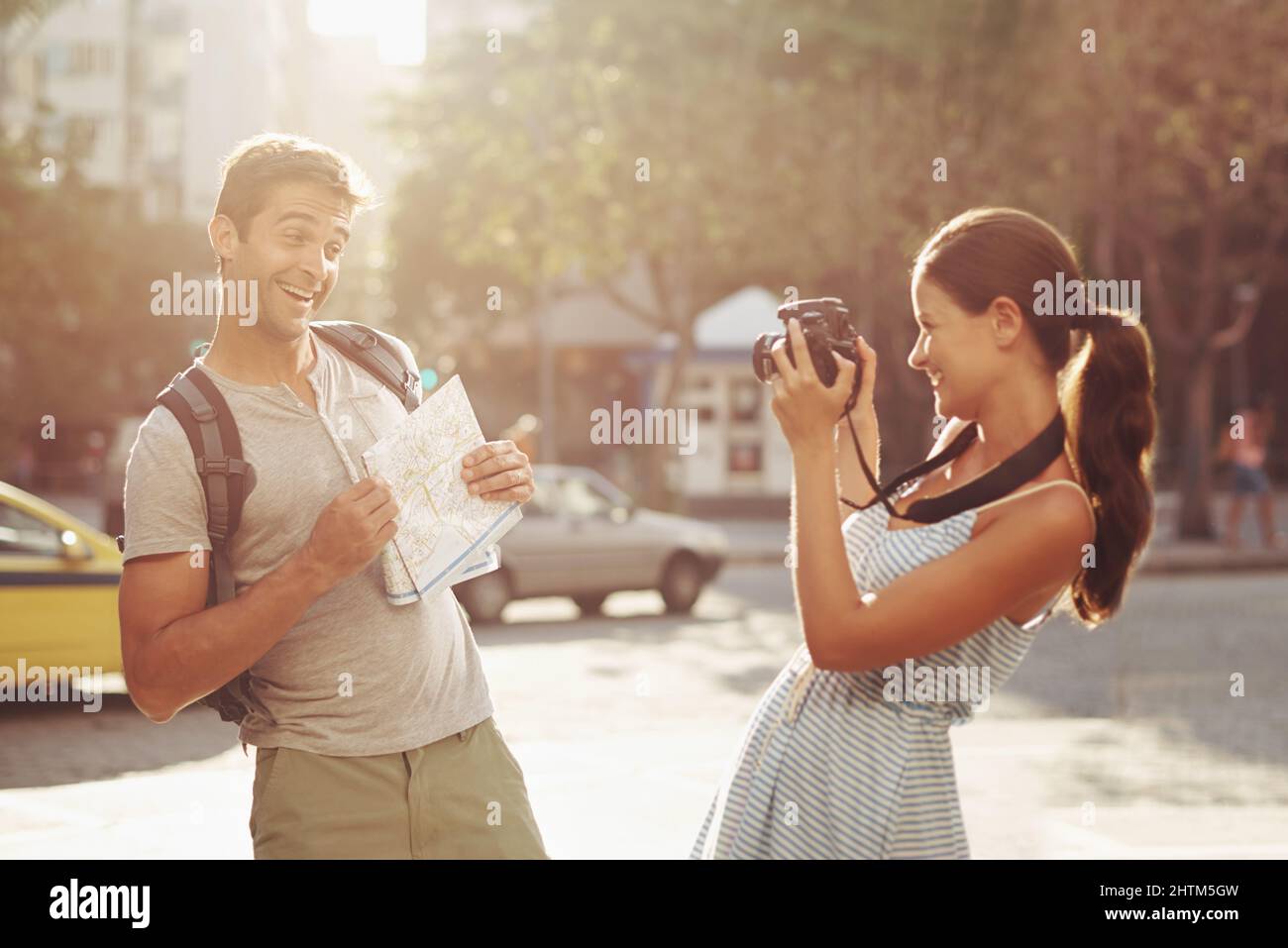Schnelle Momentaufnahme im Urlaub. Eine kurze Aufnahme eines jungen Paares, das Spaß hat, während er eine fremde Stadt bereist. Stockfoto